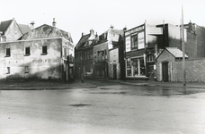 863544 Gezicht op de ingang van de Rozenstraat in Wijk C te Utrecht, vanaf de St. Jacobsstraat, met rechts het pand ...